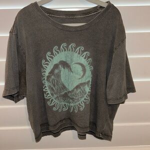 Women’s gray crop top with ocean design